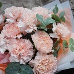 Счастливые дни: кремовые гвоздики и ароматные листья эвкалипта в Санкт-Петербурге - Фотография 3