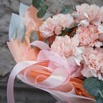 Счастливые дни: кремовые гвоздики и ароматные листья эвкалипта в Санкт-Петербурге - Фотография 6