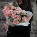 Счастливые дни: кремовые гвоздики и ароматные листья эвкалипта в Санкт-Петербурге - Фотография 5