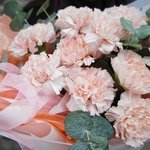 Счастливые дни: кремовые гвоздики и ароматные листья эвкалипта в Санкт-Петербурге - Фотография 7