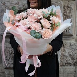 Букет «Счастливые дни: кремовые гвоздики и ароматные листья эвкалипта» Букет «Счастливые дни: кремовые гвоздики и ароматные листья эвкалипта»