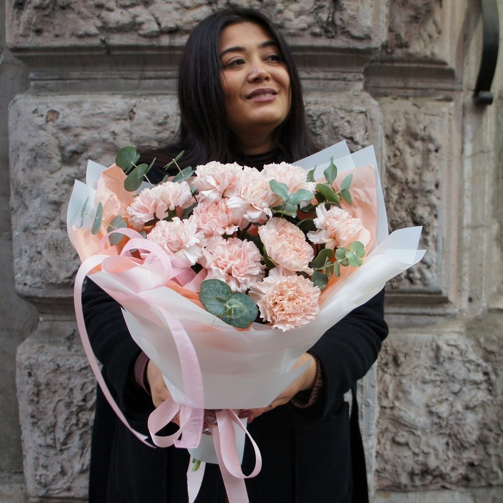 Счастливые дни: кремовые гвоздики и ароматные листья эвкалипта