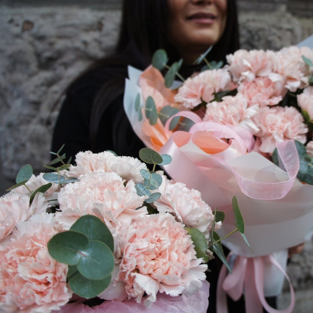 Для мамы и дочки: нежный букет и цветы в шляпной коробке