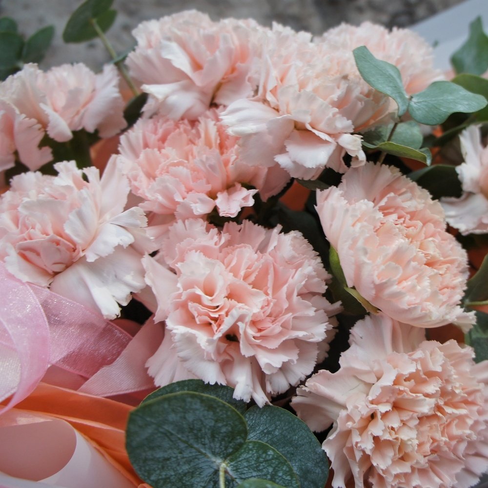 Для мамы и дочки: нежный букет и цветы в шляпной коробке