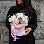 Для мамы и дочки: нежный букет и цветы в шляпной коробке с доставкой в Санкт-Петербурге - Фотография 7