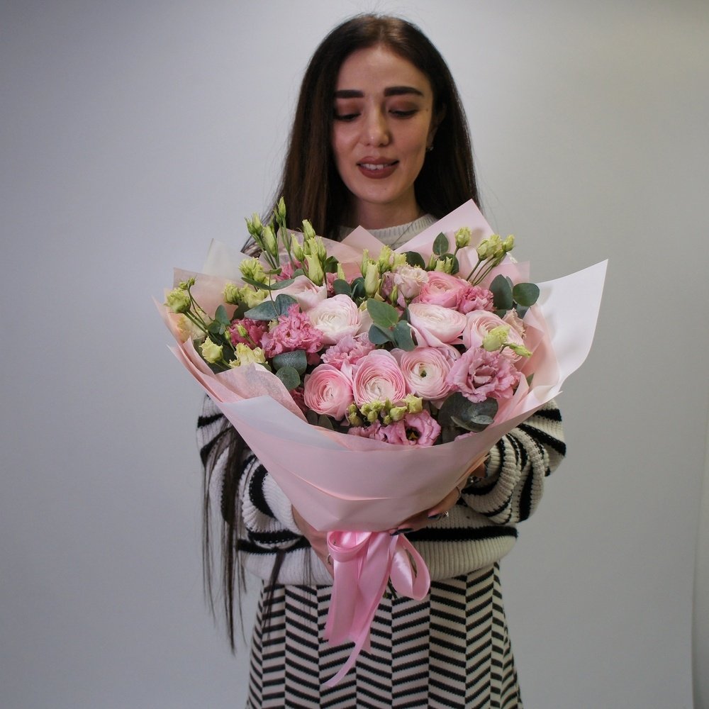 Французский пируэт: розовые ранункулюсы и лизиантус