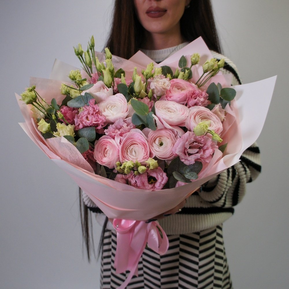 Французский пируэт: розовые ранункулюсы и лизиантус