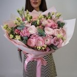 Французский пируэт: розовые ранункулюсы и лизиантус в Санкт-Петербурге - Фотография 1