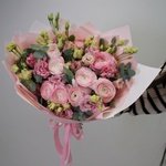 Французский пируэт: розовые ранункулюсы и лизиантус в Санкт-Петербурге - Фотография 2