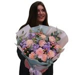 Букет «В лиловом саду»: маттиола, гвоздики, гиперикум, эвкалипт. Доставка цветов в Санкт-Петербурге - Фотография 2