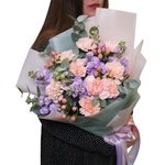 Букет «В лиловом саду»: маттиола, гвоздики, гиперикум, эвкалипт. Доставка цветов в Санкт-Петербурге - Фотография 3