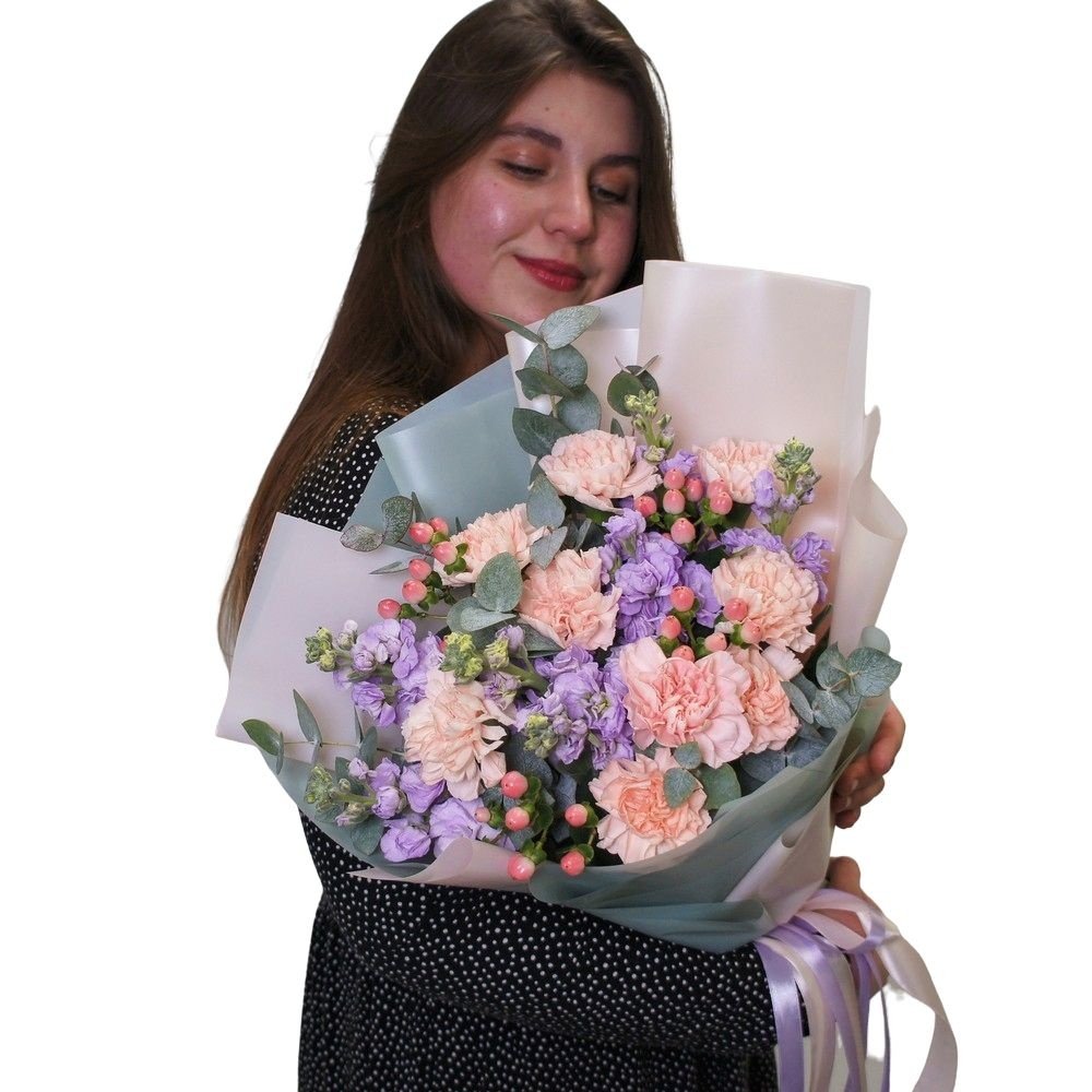 В лиловом саду: маттиола, гвоздики, гиперикум, эвкалипт