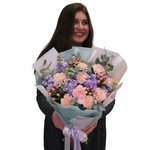 Букет «В лиловом саду»: маттиола, гвоздики, гиперикум, эвкалипт. Доставка цветов в Санкт-Петербурге - Фотография 7