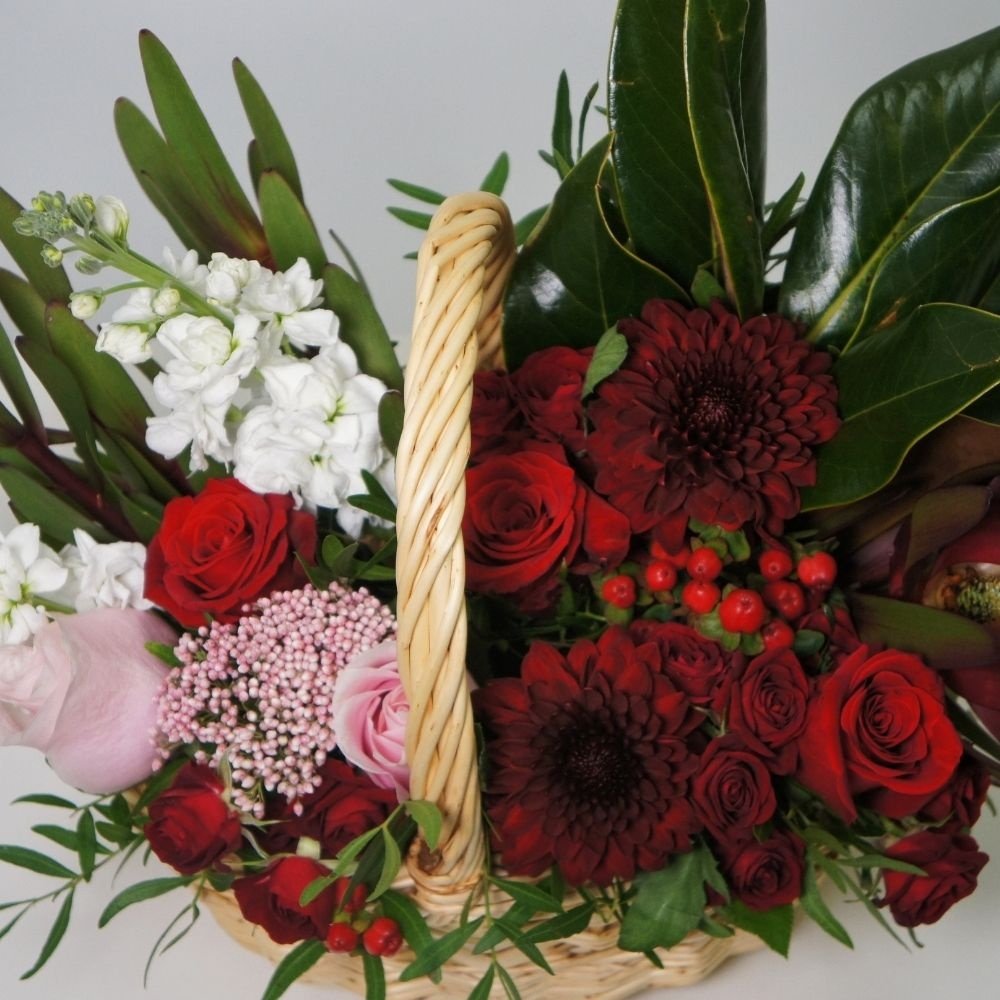 Баскета: корзина с цветами за 9990
