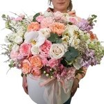 Боска: цветы в шляпной коробке за 18590. Доставка цветов круглосуточно. Сана-Петербург - Фотография 1