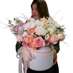 Букет «Боска: цветы в шляпной коробке за 24590» Букет «Боска: цветы в шляпной коробке за 24590»
