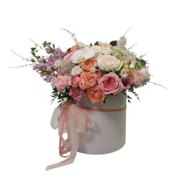 Букет «Боска: цветы в шляпной коробке за 24590» Букет «Боска: цветы в шляпной коробке за 24590»