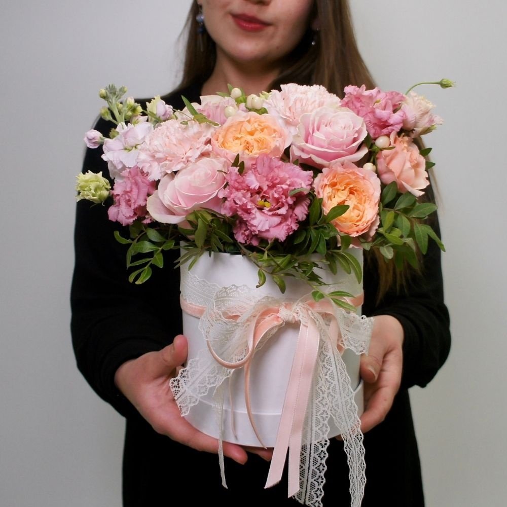 Боска: цветы в шляпной коробке за 4590. Доставка цветов в Санкт-Петербурге круглосуточно