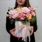 Боска: цветы в шляпной коробке за 4590. Доставка цветов в Санкт-Петербурге круглосуточно - Фотография 1