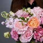 Боска: цветы в шляпной коробке за 4590. Доставка цветов в Санкт-Петербурге круглосуточно - Фотография 2