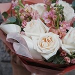 Вайда: дуобукет из маттиолы и пионовидной розы сорта «Вайт О`Хара» в Санкт-Петербурге - Фотография 2