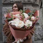 Вайда: дуобукет из маттиолы и пионовидной розы сорта «Вайт О`Хара» в Санкт-Петербурге - Фотография 3