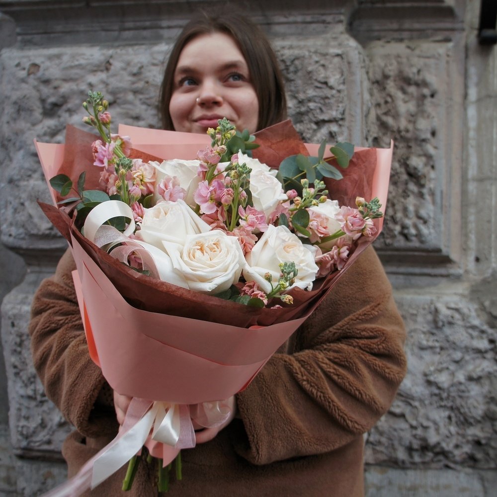 Вайда: дуобукет из маттиолы и пионовидной розы сорта «Вайт О`Хара»