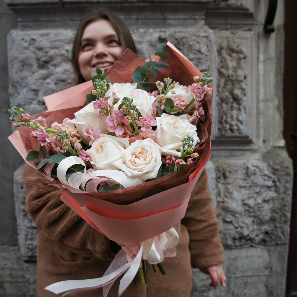 Вайда: дуобукет из маттиолы и пионовидной розы сорта «Вайт О`Хара»