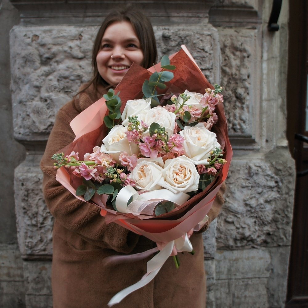 Вайда: дуобукет из маттиолы и пионовидной розы сорта «Вайт О`Хара»