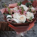 Вайда: дуобукет из маттиолы и пионовидной розы сорта «Вайт О`Хара» в Санкт-Петербурге - Фотография 6