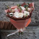 Вайда: дуобукет из маттиолы и пионовидной розы сорта «Вайт О`Хара» в Санкт-Петербурге - Фотография 7