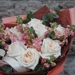 Вайда: дуобукет из маттиолы и пионовидной розы сорта «Вайт О`Хара» в Санкт-Петербурге - Фотография 8