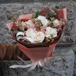 Вайда: дуобукет из маттиолы и пионовидной розы сорта «Вайт О`Хара» в Санкт-Петербурге - Фотография 9