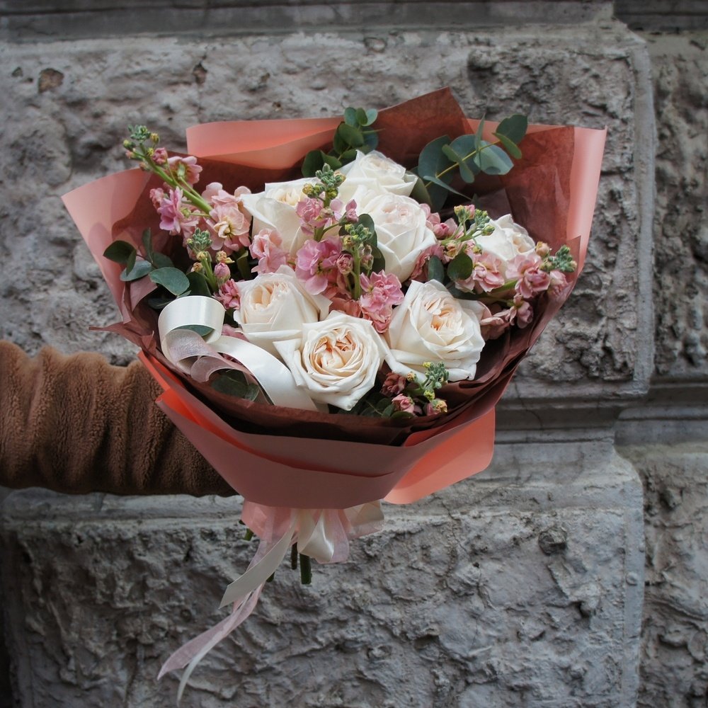 Вайда: дуобукет из маттиолы и пионовидной розы сорта «Вайт О`Хара»