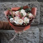 Вайда: дуобукет из маттиолы и пионовидной розы сорта «Вайт О`Хара» в Санкт-Петербурге - Фотография 11