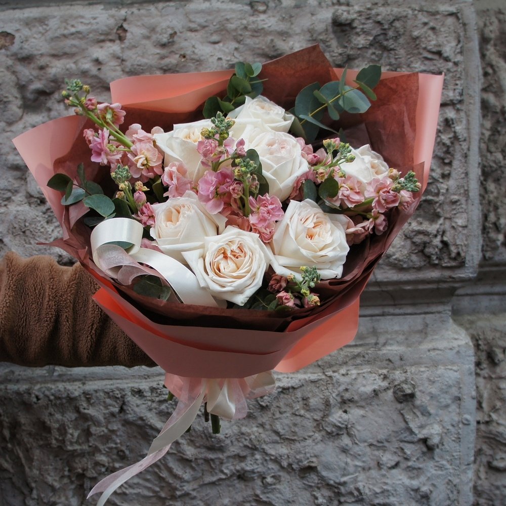 Вайда: дуобукет из маттиолы и пионовидной розы сорта «Вайт О`Хара»