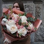 Вайда: дуобукет из маттиолы и пионовидной розы сорта «Вайт О`Хара» в Санкт-Петербурге - Фотография 14