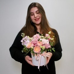 Букет Боска: цветы в шляпной коробке за 5590