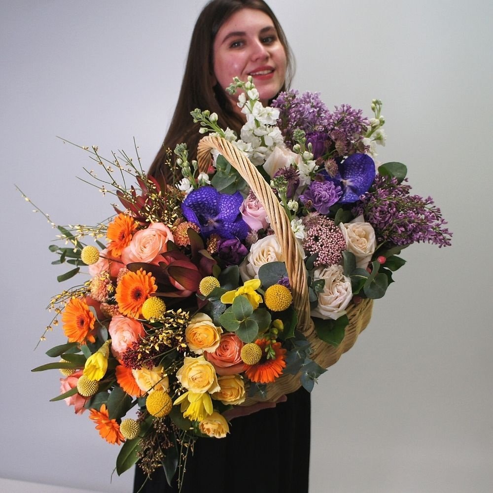 Баскета: корзина с цветами за 17990. Доставка в Санкт-Петербурге