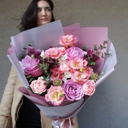 Букет «Пока ты спал: пионовидные розы, лизиантус и другие свежие цветы» Букет «Пока ты спал: пионовидные розы, лизиантус и другие свежие цветы»