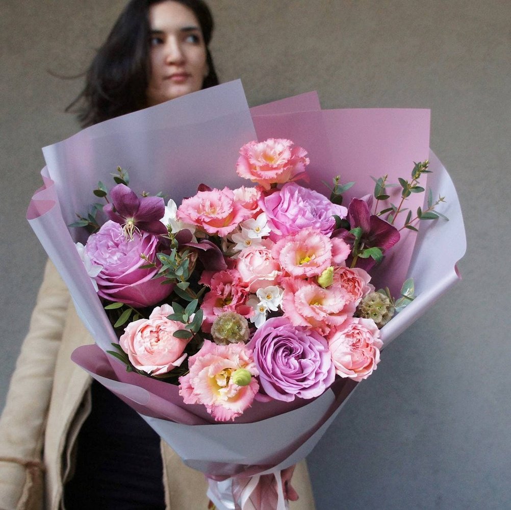 Пока ты спал: пионовидные розы, ажурный лизиантус и другие свежие цветы в Санкт-Петербурге