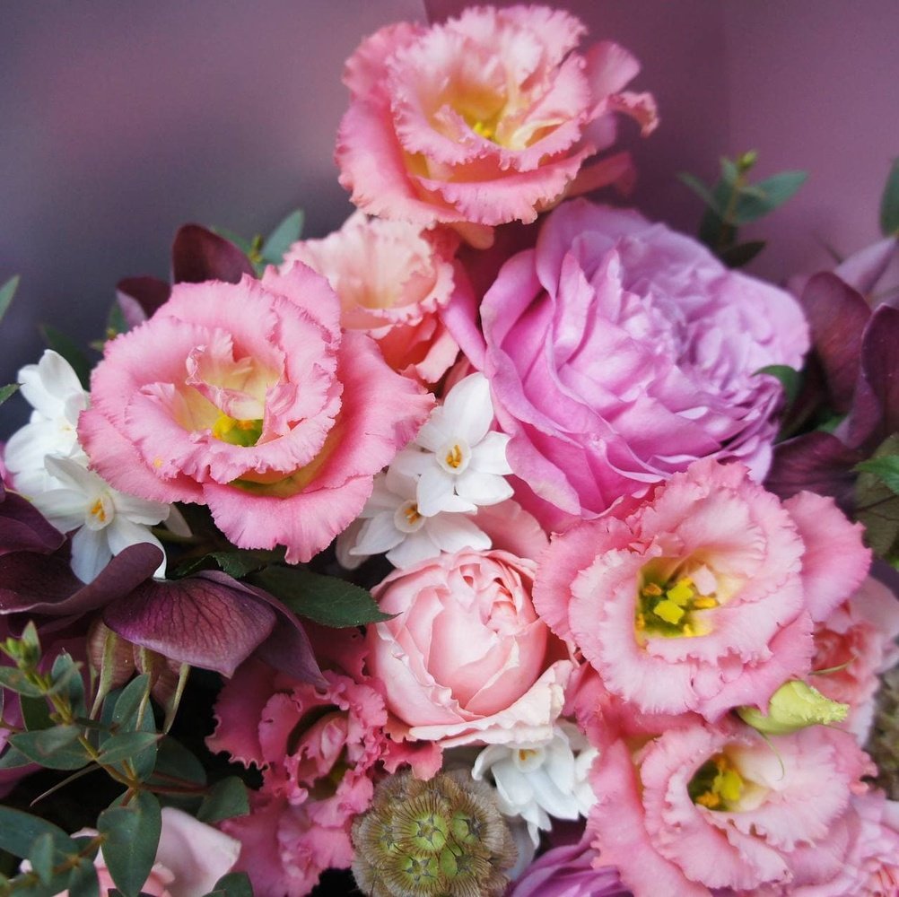 Пока ты спал: пионовидные розы, лизиантус и другие свежие цветы