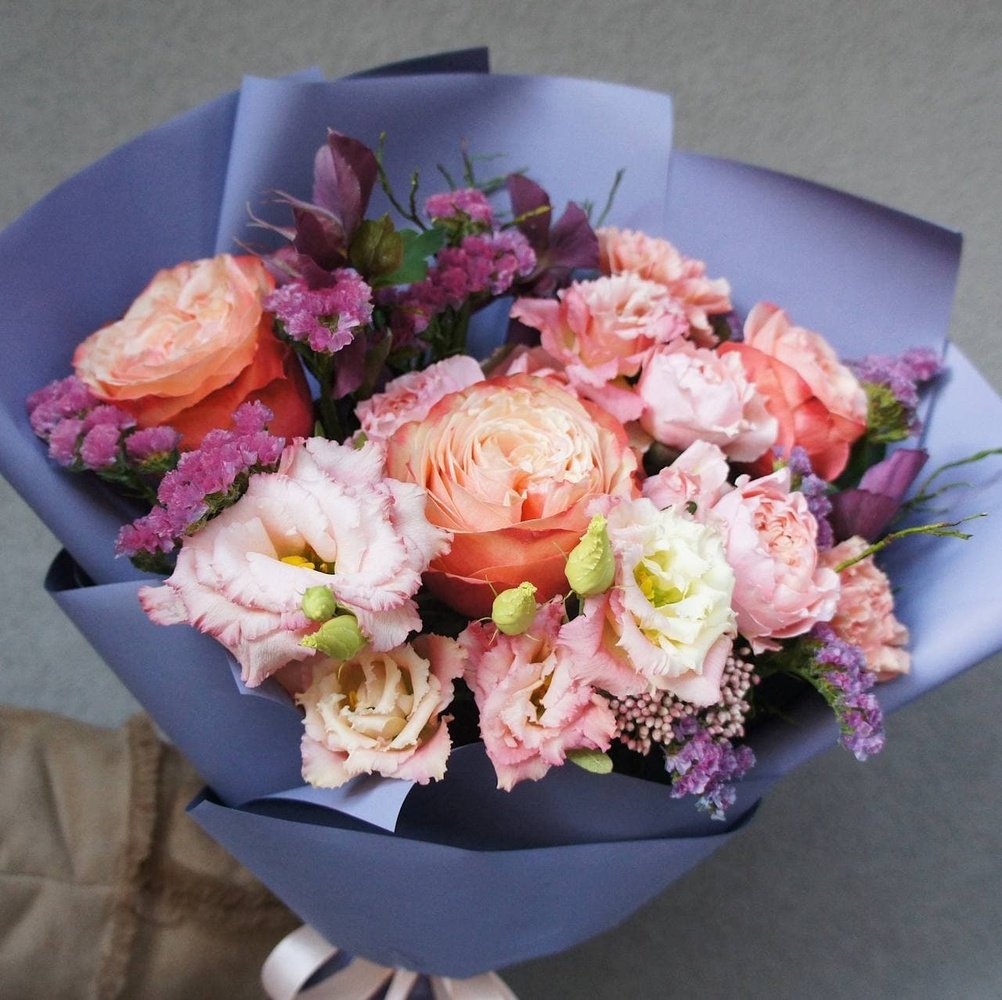 От заката до рассвета: пионовидные розы, лизиантус, статица и эвкалипт