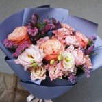 От заката до рассвета: пионовидные розы, лизиантус, статица и эвкалипт в Санкт-Петербурге - Фотография 7