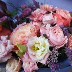 От заката до рассвета: пионовидные розы, лизиантус, статица и эвкалипт в Санкт-Петербурге - Фотография 3