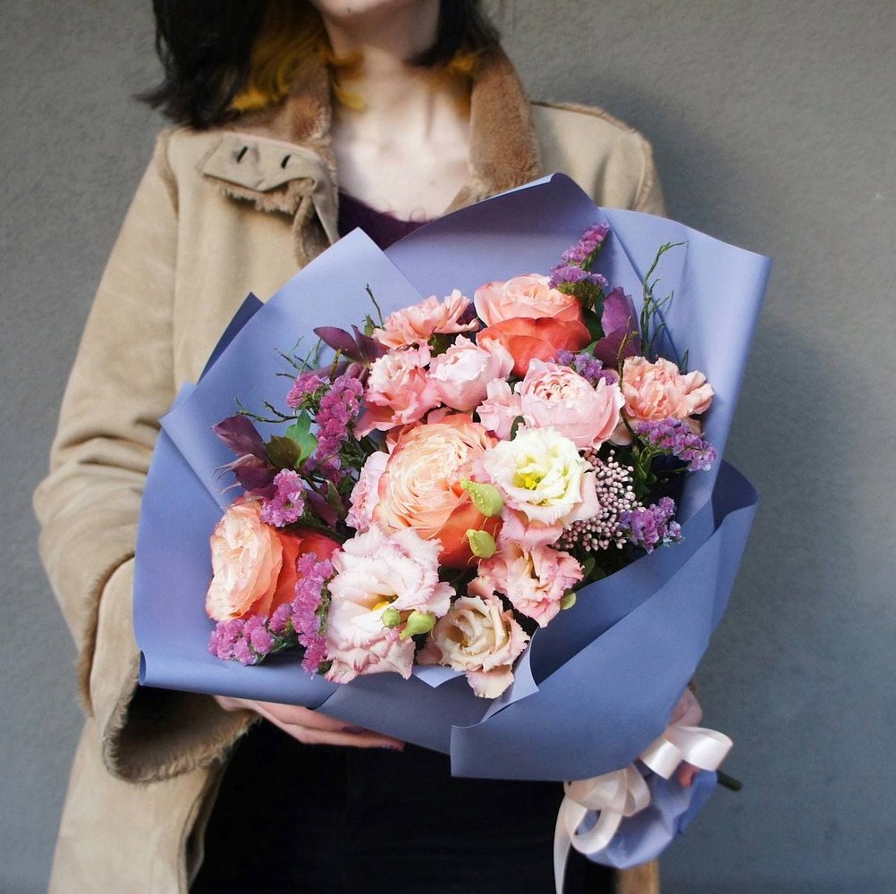 От заката до рассвета: пионовидные розы, лизиантус, статица и эвкалипт