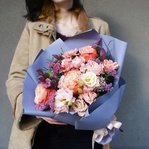 От заката до рассвета: пионовидные розы, лизиантус, статица и эвкалипт в Санкт-Петербурге - Фотография 2