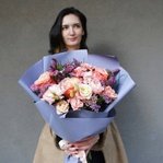 От заката до рассвета: пионовидные розы, лизиантус, статица и эвкалипт в Санкт-Петербурге - Фотография 1