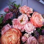 От заката до рассвета: пионовидные розы, лизиантус, статица и эвкалипт в Санкт-Петербурге - Фотография 6