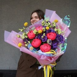 Букет «Я, ты, ночь, луна: коралловые пионы, космическая краспедия, загадочная эустома» Букет «Я, ты, ночь, луна: коралловые пионы, космическая краспедия, загадочная эустома»